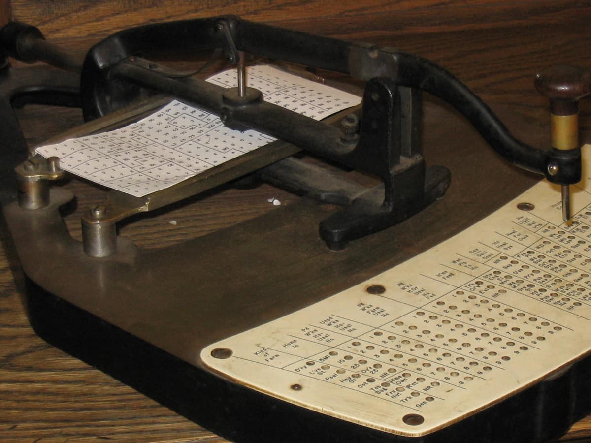 Máquina histórica de perforar tarjetas Hollerith expuesta en un museo de informática.
