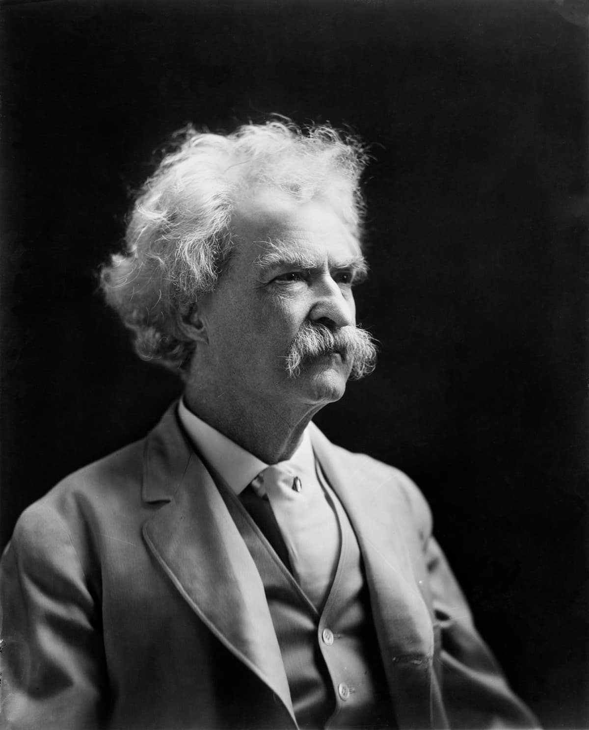 Retrato fotográfico en blanco y negro del escritor estadounidense Mark Twain.
