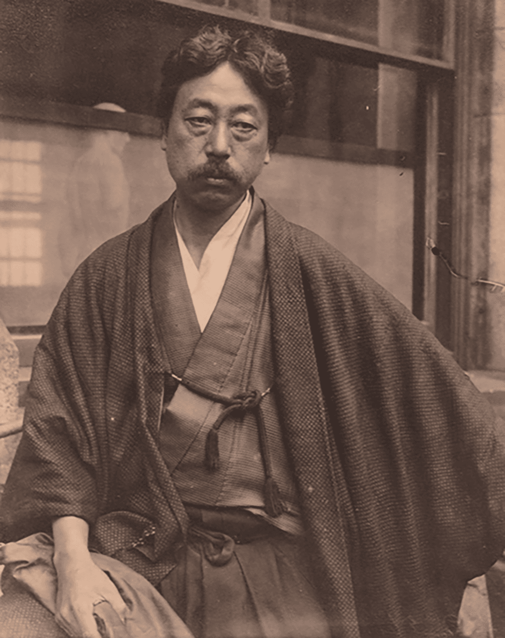 Retrato histórico en blanco y negro del escritor y crítico japonés Okakura Kakuzō.