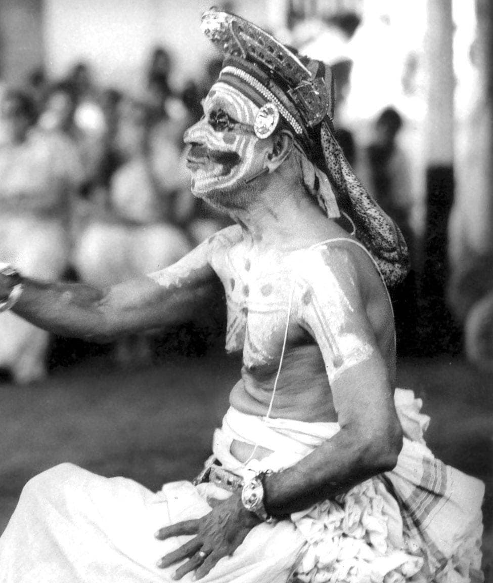 Mani Madhava Chakyar caracterizado como Vidūṣaka durante una representación de Chakyar Koothu.