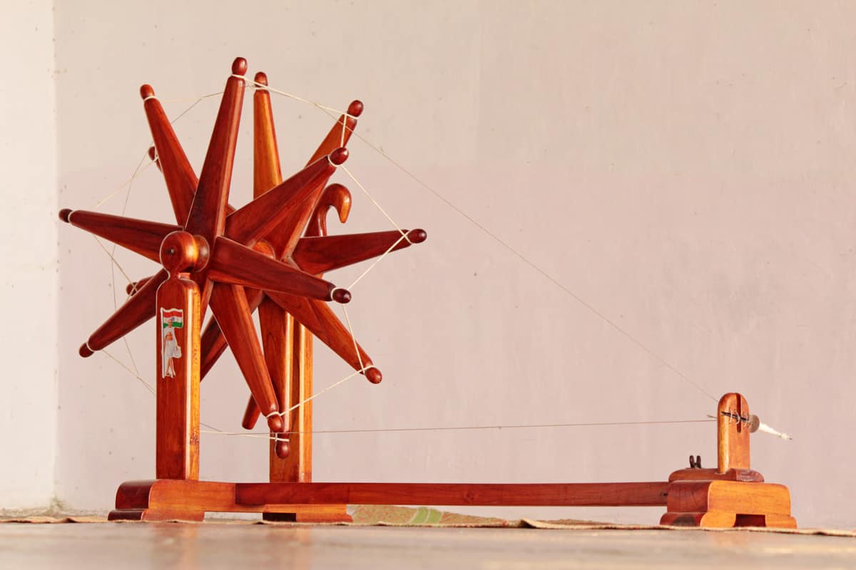 Charkha de madera expuesta en el Gandhi Ashram de Ahmedabad, India.