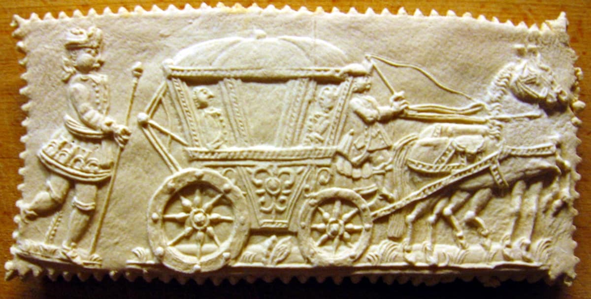 Varias galletas Springerle sin hornear reposan sobre una bandeja después de secarse durante veinticuatro horas.