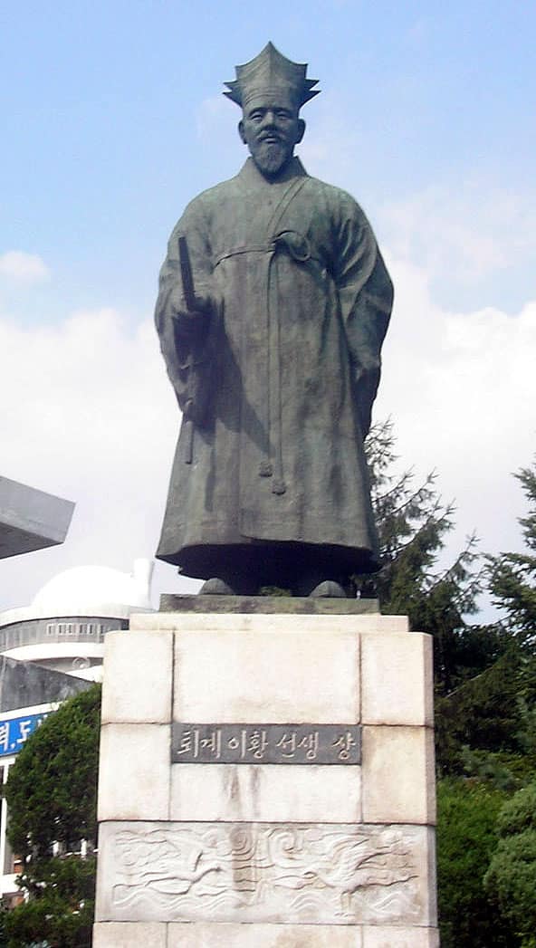 Estatua de Yi Hwang, filósofo coreano de la dinastía Joseon, vista desde abajo.