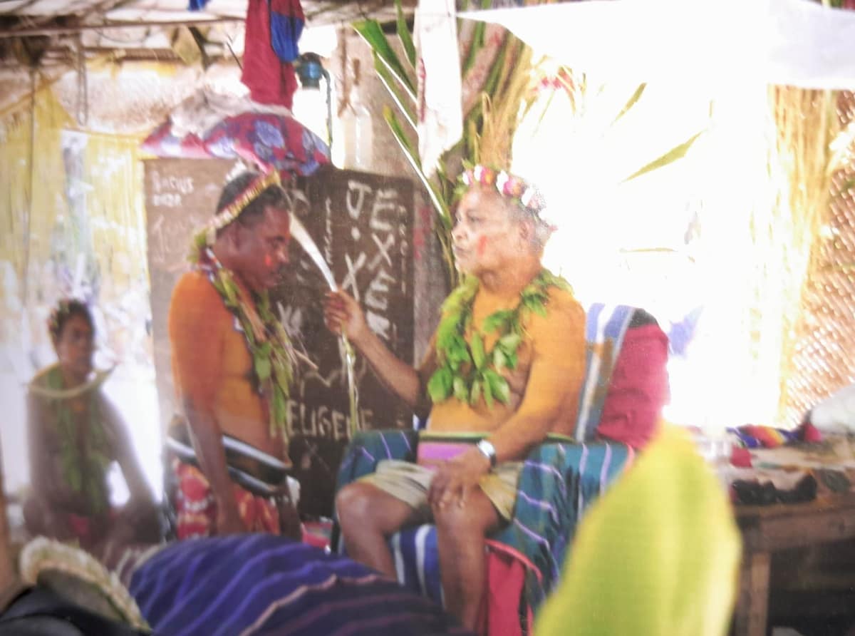 Mau Piailug y Sasarior Sewralur sentados en la cubierta de Hōkūleʻa.