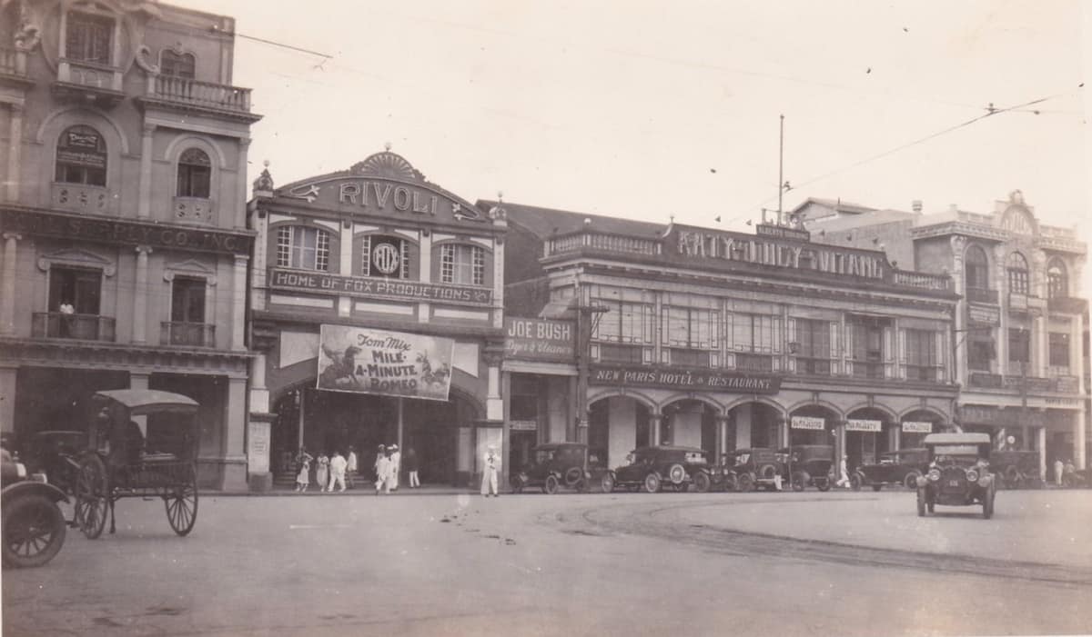 Vista histórica del Rivoli Theater y su entorno en la plaza Santa Cruz de Manila en 1923.