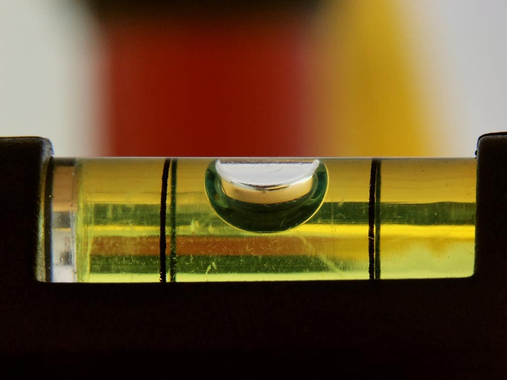 Ampolla transparente de un nivel con la burbuja situada entre dos marcas de referencia.