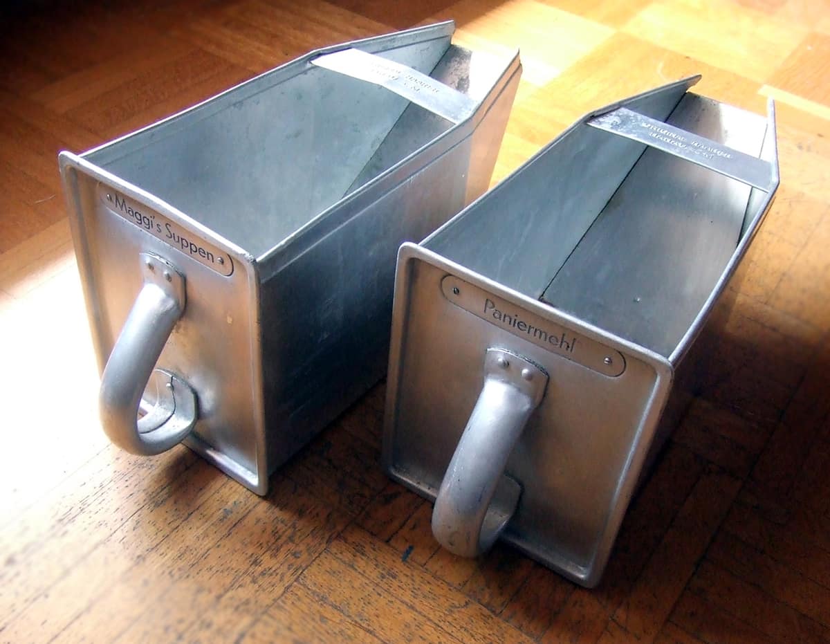 Dos cajones de aluminio extraíbles de una cocina de Frankfurt, uno de ellos marcado para harina.