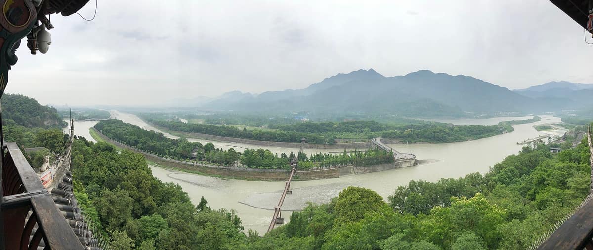 Imagen documental del asunto tratado en «Dujiangyan divide un río para regar y expulsar sedimentos sin cerrar su cauce con una presa».