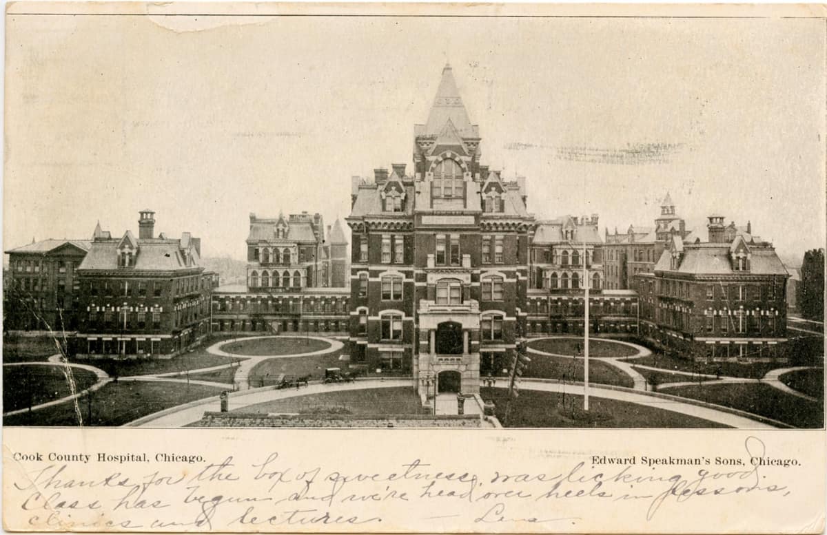 Postal antigua en color del gran edificio del Cook County Hospital de Chicago visto desde la calle.