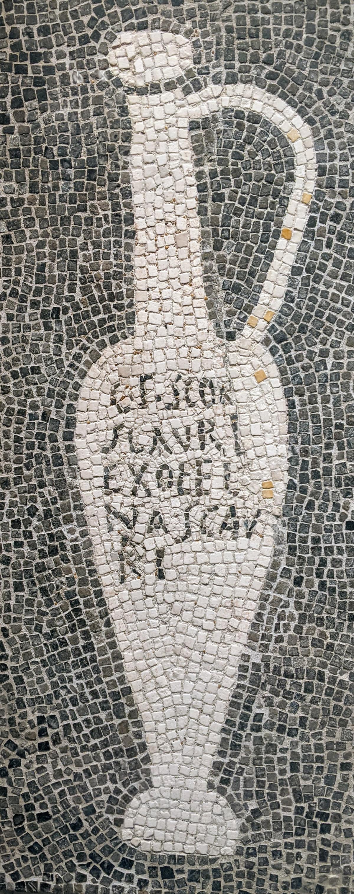 Imagen de Mosaic panel depicting an urceus (fish-sauce bottle) Roman, Pompeii, House of Aulus Umbricius Scaurus (51358292490).jpg. Mosaic panel depicting an urceus (fish-sauce bottle) Roman, Pompeii, House of Aulus Umbricius Scaurus, Trans. "The flower of garum, made of the mackerel, a product of