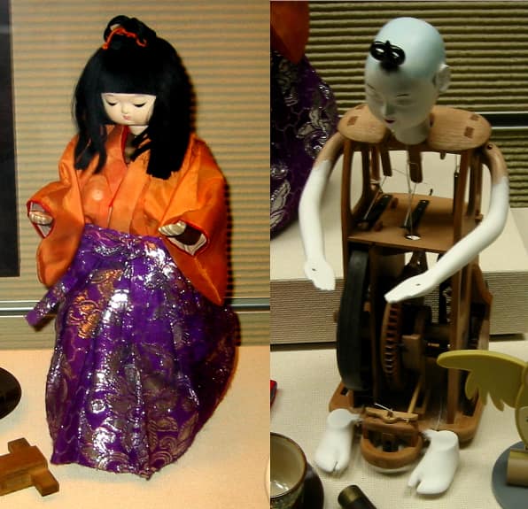 Dos vistas de un autómata japonés para servir té: a la izquierda vestido y a la derecha con engranajes y estructura interna visibles.