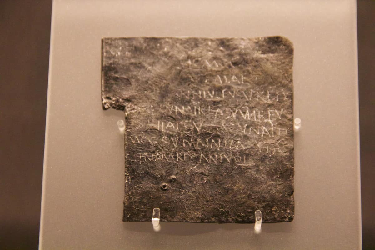 Tablillas romanas de maldición de Bath expuestas en una vitrina del museo.