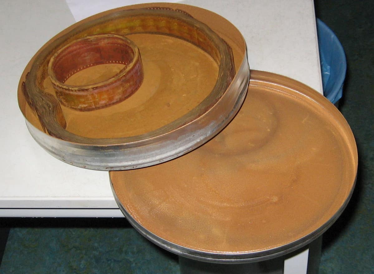 Imagen de EYE Film Institute Netherlands - Nitrate film decay - 1.jpg. Film can with decayed nitrate film, EYE Film Institute Netherlands, Amsterdam.