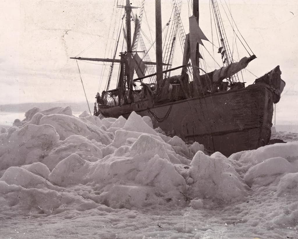 El barco polar Fram inmovilizado entre placas de hielo en el océano Ártico en 1894.