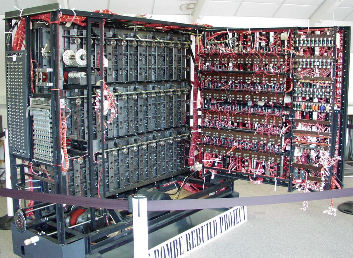 Reconstrucción de una máquina Bombe con filas de tambores electromecánicos en Bletchley Park.
