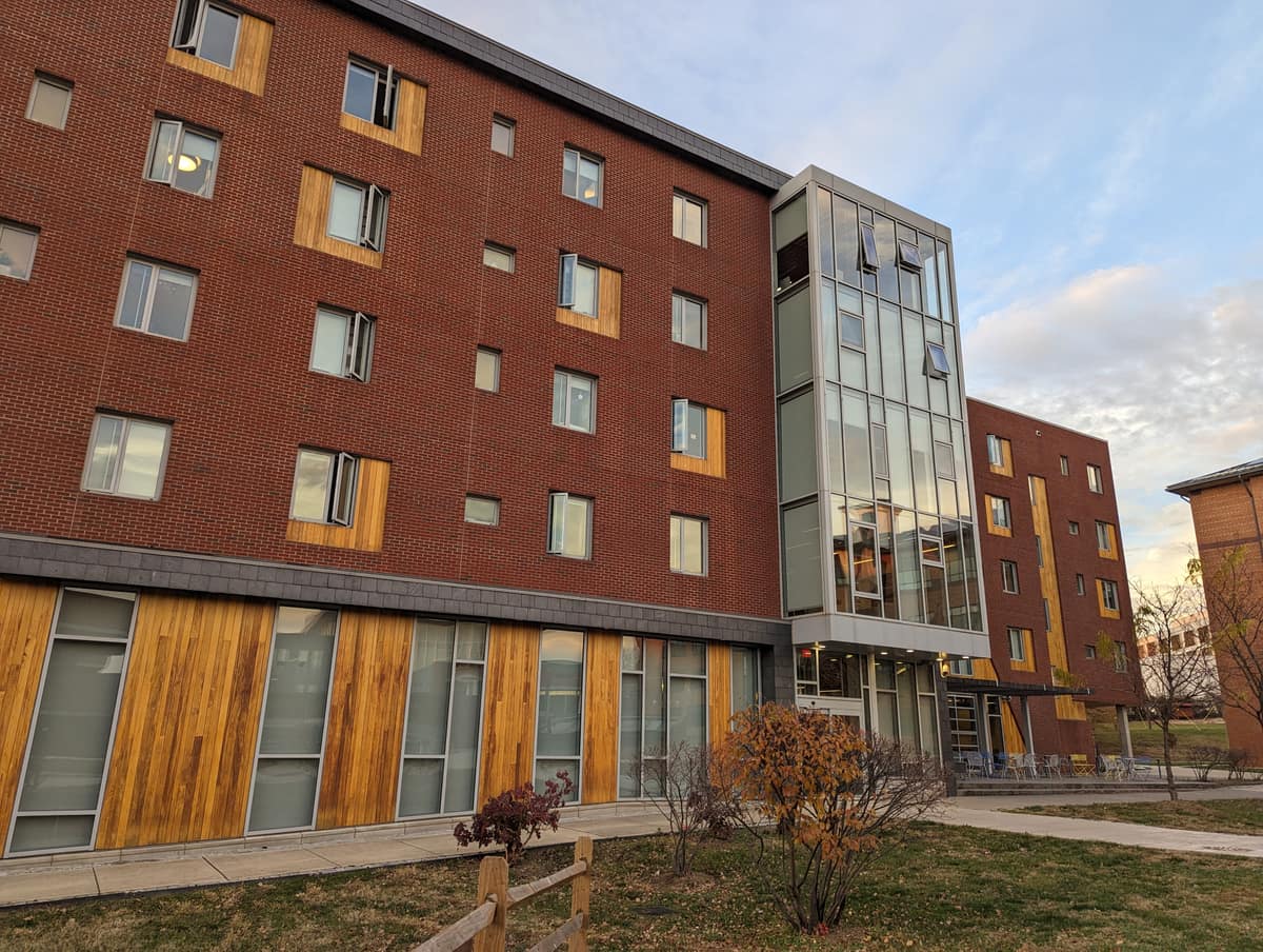 Exterior de la residencia Living and Learning Hall 6 en el campus de Gallaudet, con su fachada y acceso principal.