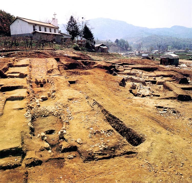 Restos arqueológicos excavados de un horno alargado y áreas de trabajo de porcelana blanca Joseon en Gwangju, Corea.