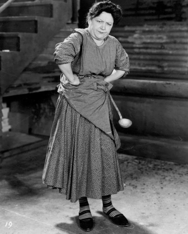 María Esther Duckse en una escena de la película El conventillo de la Paloma de 1936, ambientada en un conventillo porteño.