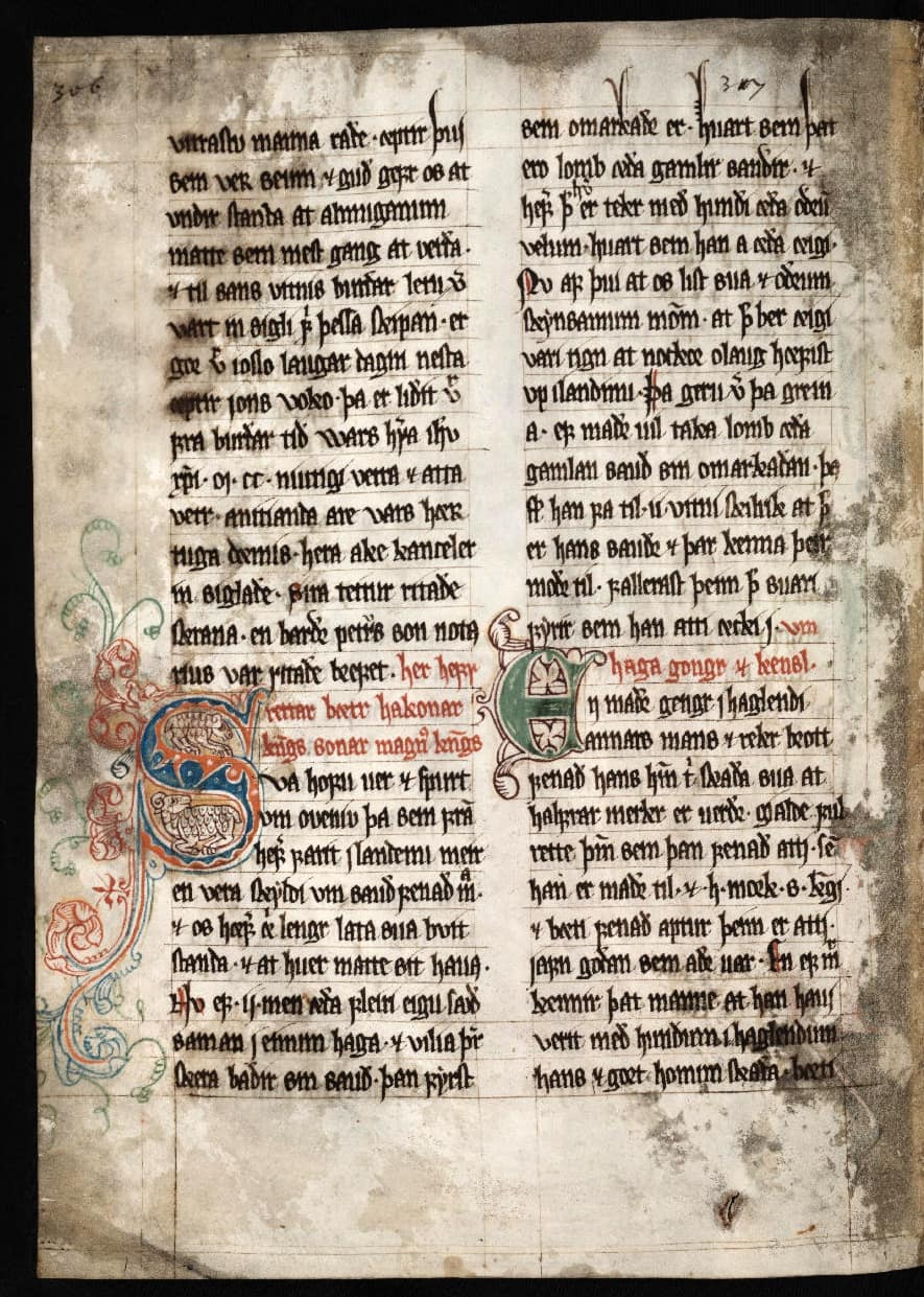 Página de pergamino medieval con dos columnas de escritura nórdica, iniciales rojas, azules y verdes y decoración en el margen.