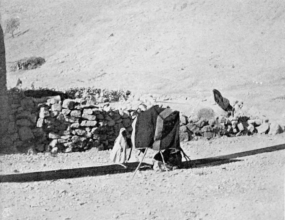 Persona tejiendo una banda larga de material destinada a la fabricación de una tienda beduina, hacia 1900.