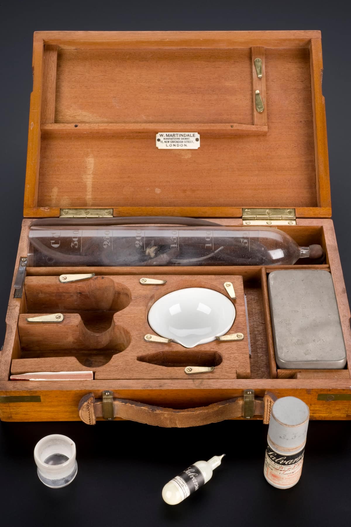 Kit histórico de Salvarsan usado en el tratamiento de la sífilis a comienzos del siglo XX.