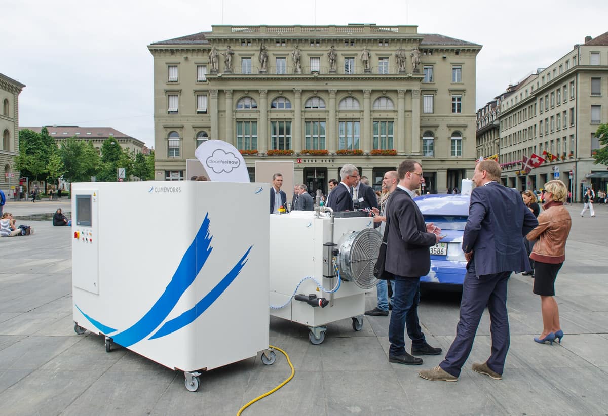 Módulo industrial de Climeworks para captura directa de dióxido de carbono del aire instalado en una plaza de Berna.