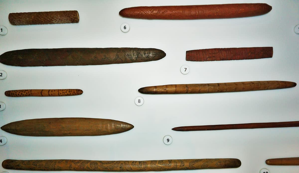 Pieza alargada de madera grabada identificada por el Australian Museum como un message stick aborigen australiano.