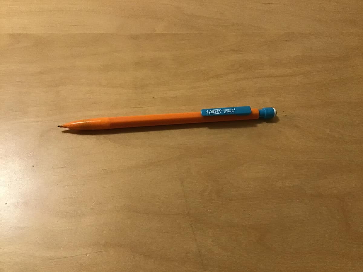 Portaminas BIC de cuerpo transparente con una mina fina de grafito de 0,9 milímetros.