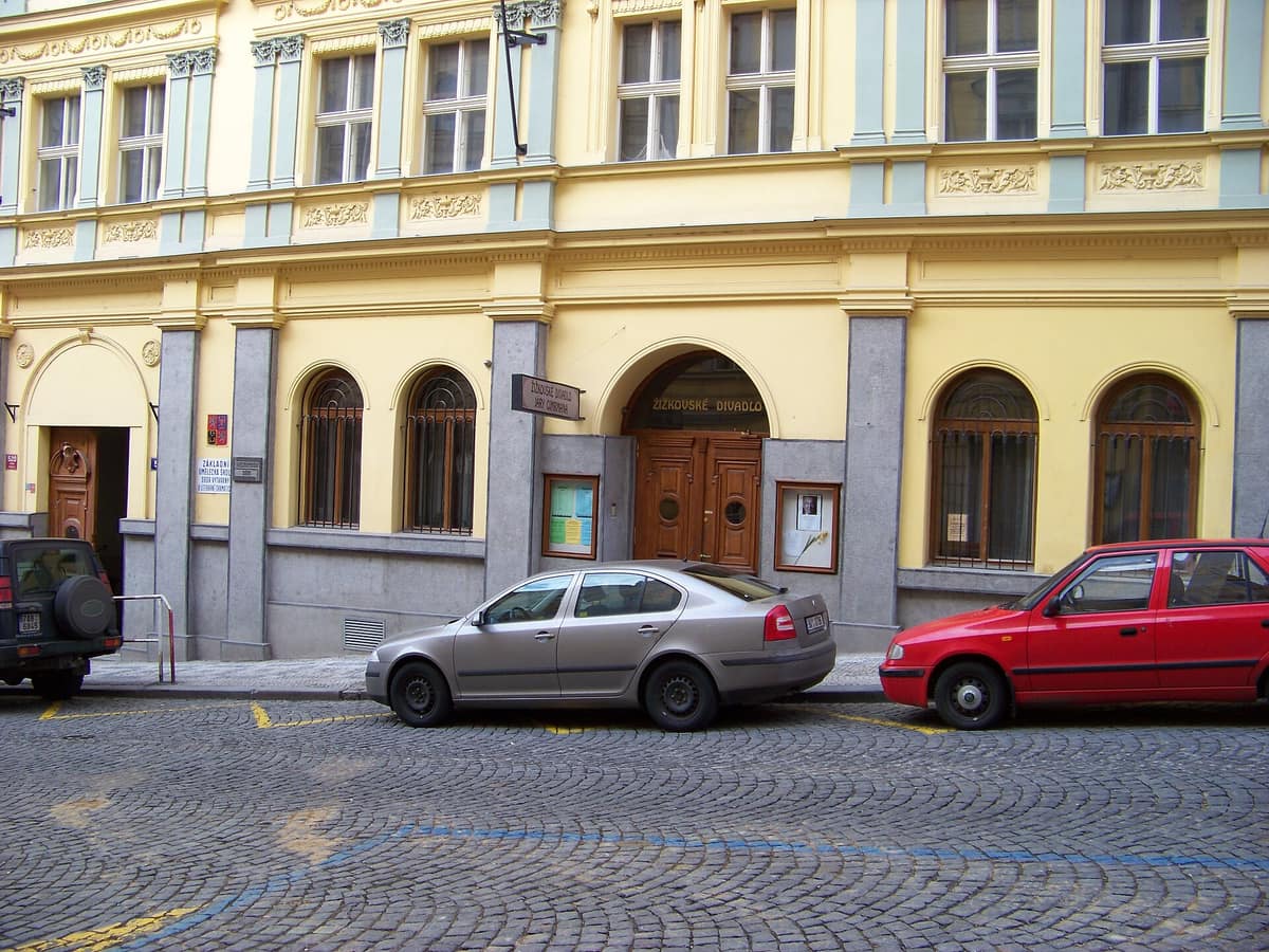 Fachada del Teatro Jára Cimrman en la calle Štítného del barrio de Žižkov, en Praga.