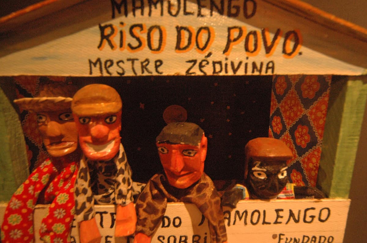 Títeres y pequeño escenario tradicional expuestos en el Museo del Mamulengo de Olinda.
