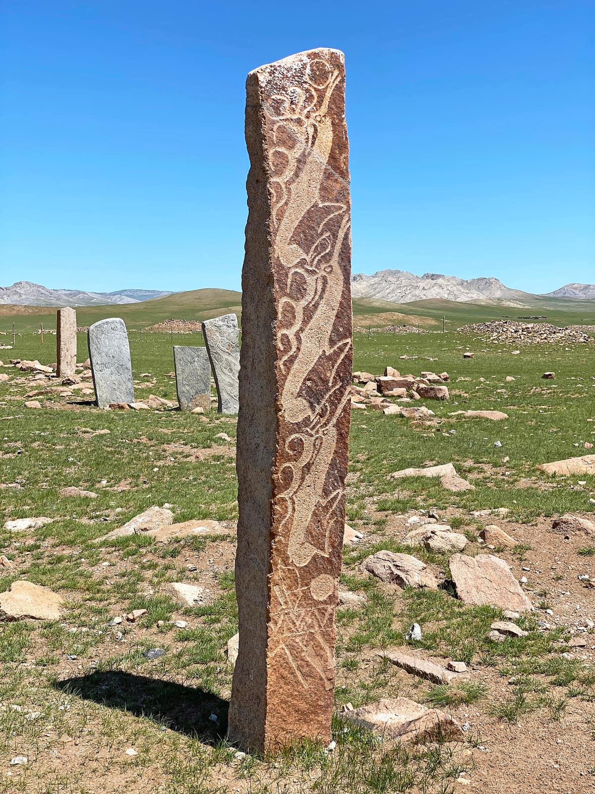Estela mongola conocida como piedra de ciervo, con grabados visibles.