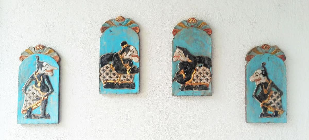 Cuatro figuras de madera de los punakawan javaneses: Petruk, Bagong, Semar y Gareng.