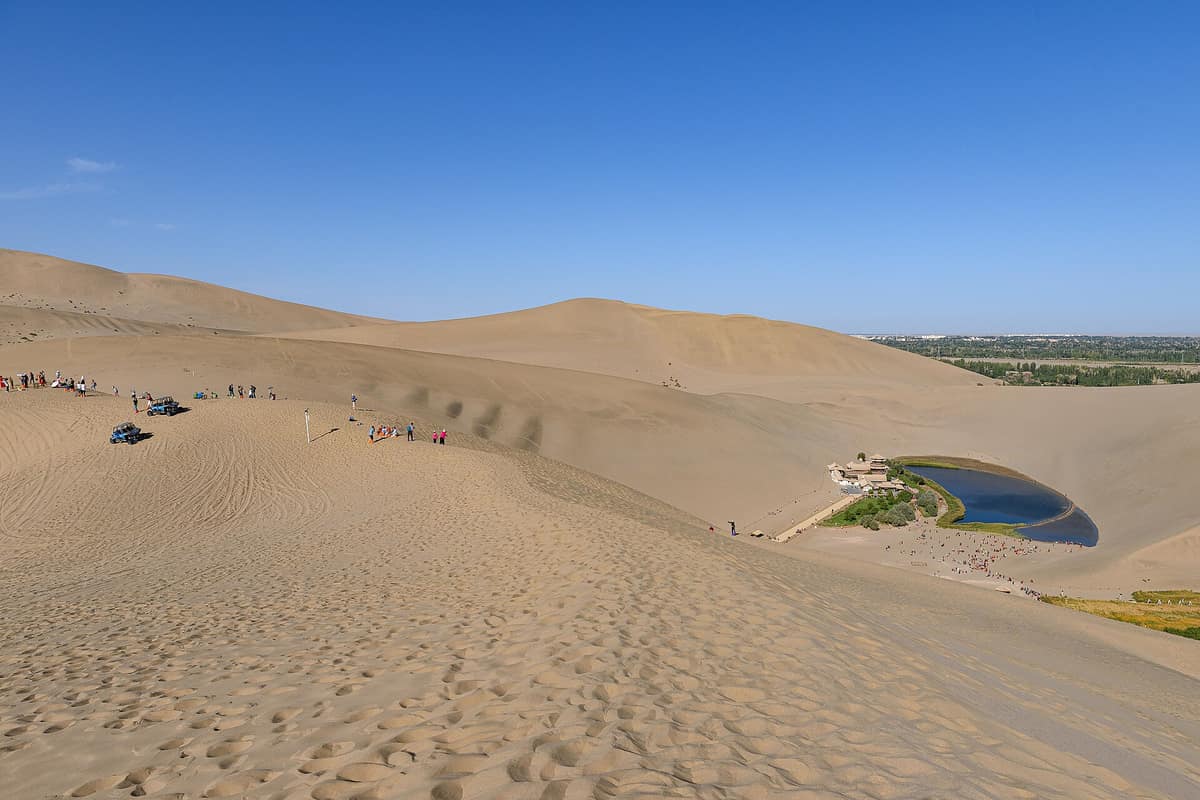 Grandes dunas de arena de Mingsha junto al lago Crescent, vistas desde el este.