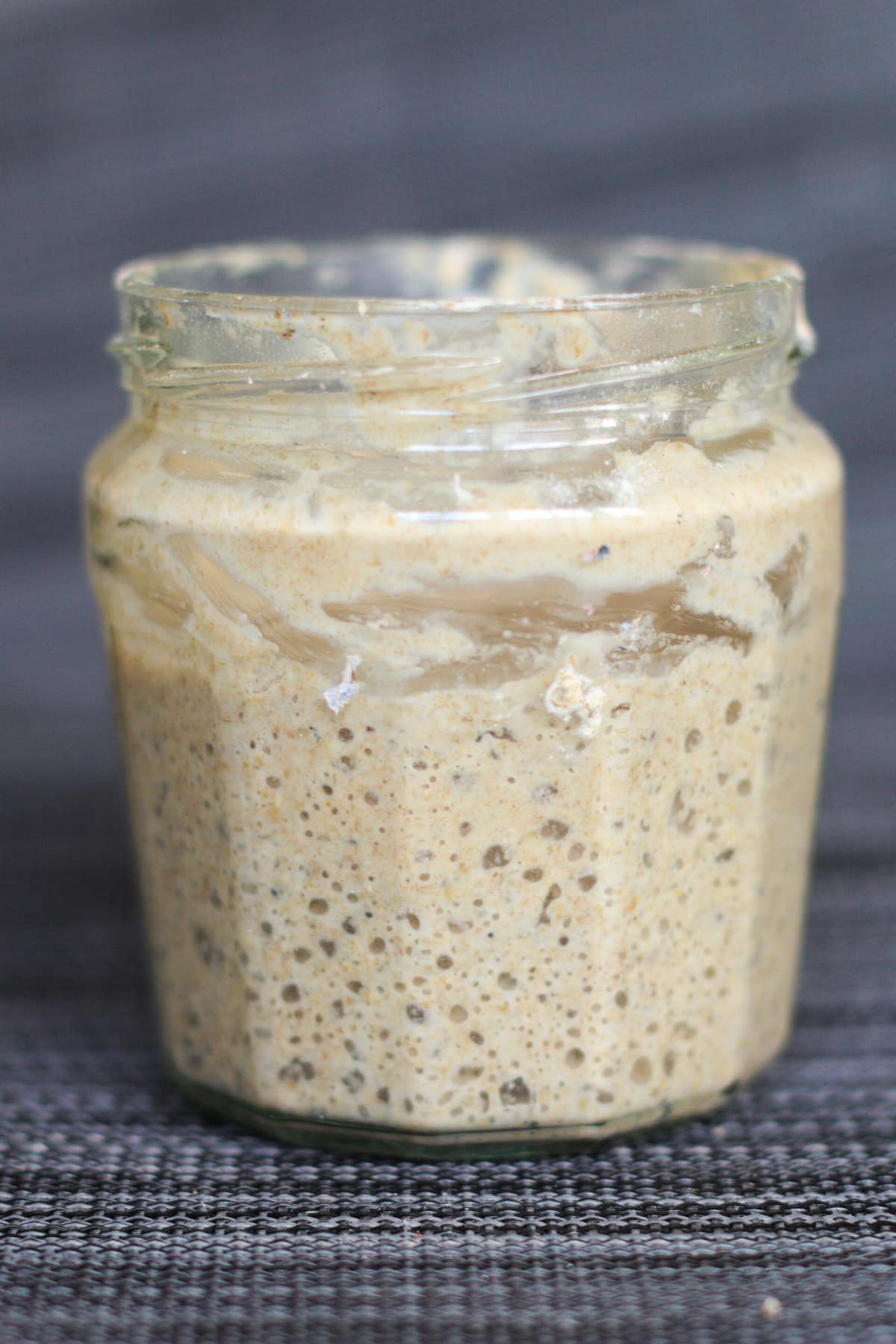 Imagen de Sourdough starter 001.jpg. self produced sourdough starter after 4 days of "feeding" and six hours after last "feeding" at room temperature in a jam jar