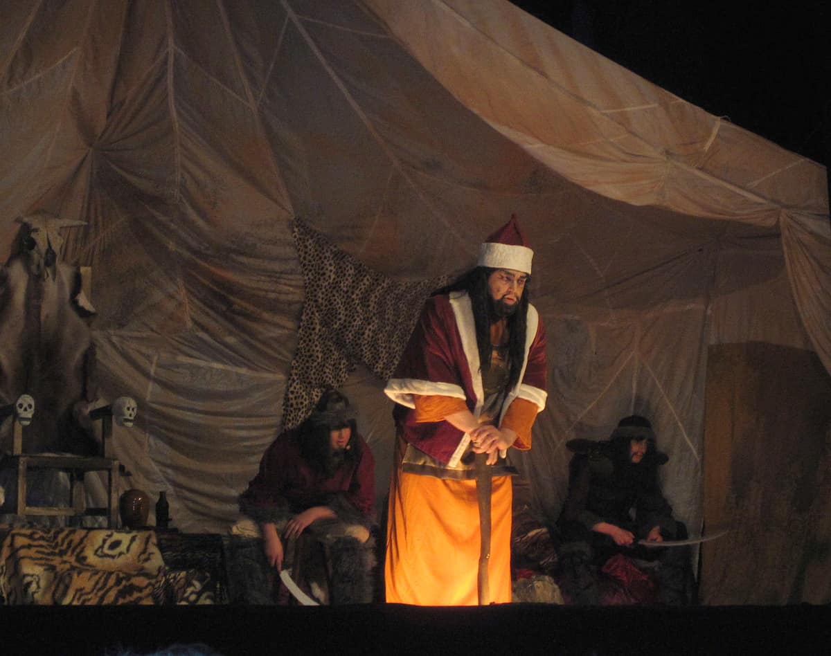 Actores de Lundaspexarna interpretan una escena del spex Djingis Khan en un teatro de Lund en 2011.