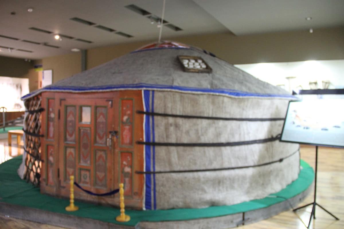 Ger mongol circular con estructura y cubierta tradicionales.