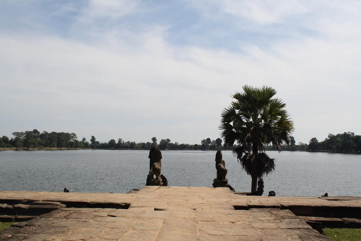 Extensión de agua y orillas del Baray Occidental de Angkor, Camboya, integrado en su sistema histórico de canales y depósitos.